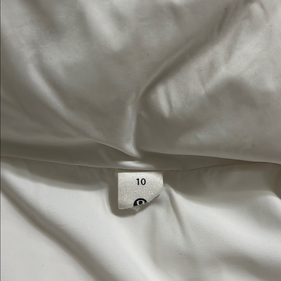 Lululemon Athletica White Puffer Jacket with Cropped Design - Picture 8 of 16